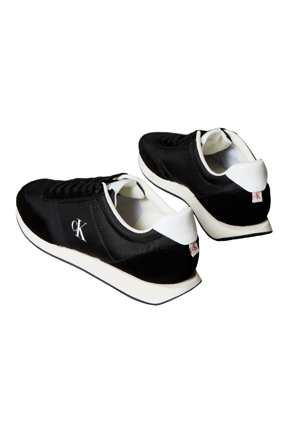 תמונת תקריב של נעלי סניקרס