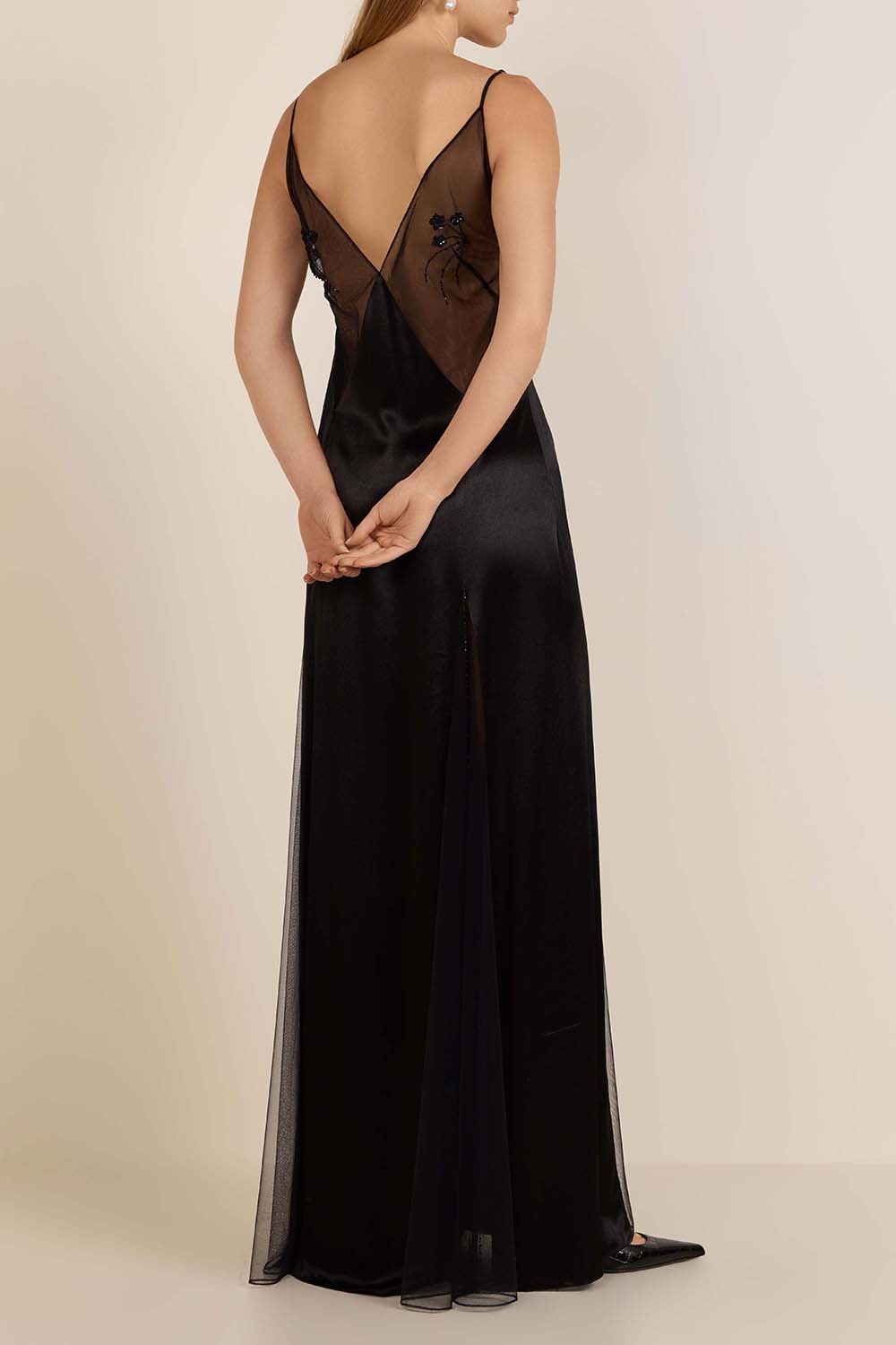 תמונת דוגמן אחורית של שמלת מקסי חצי-שקופה