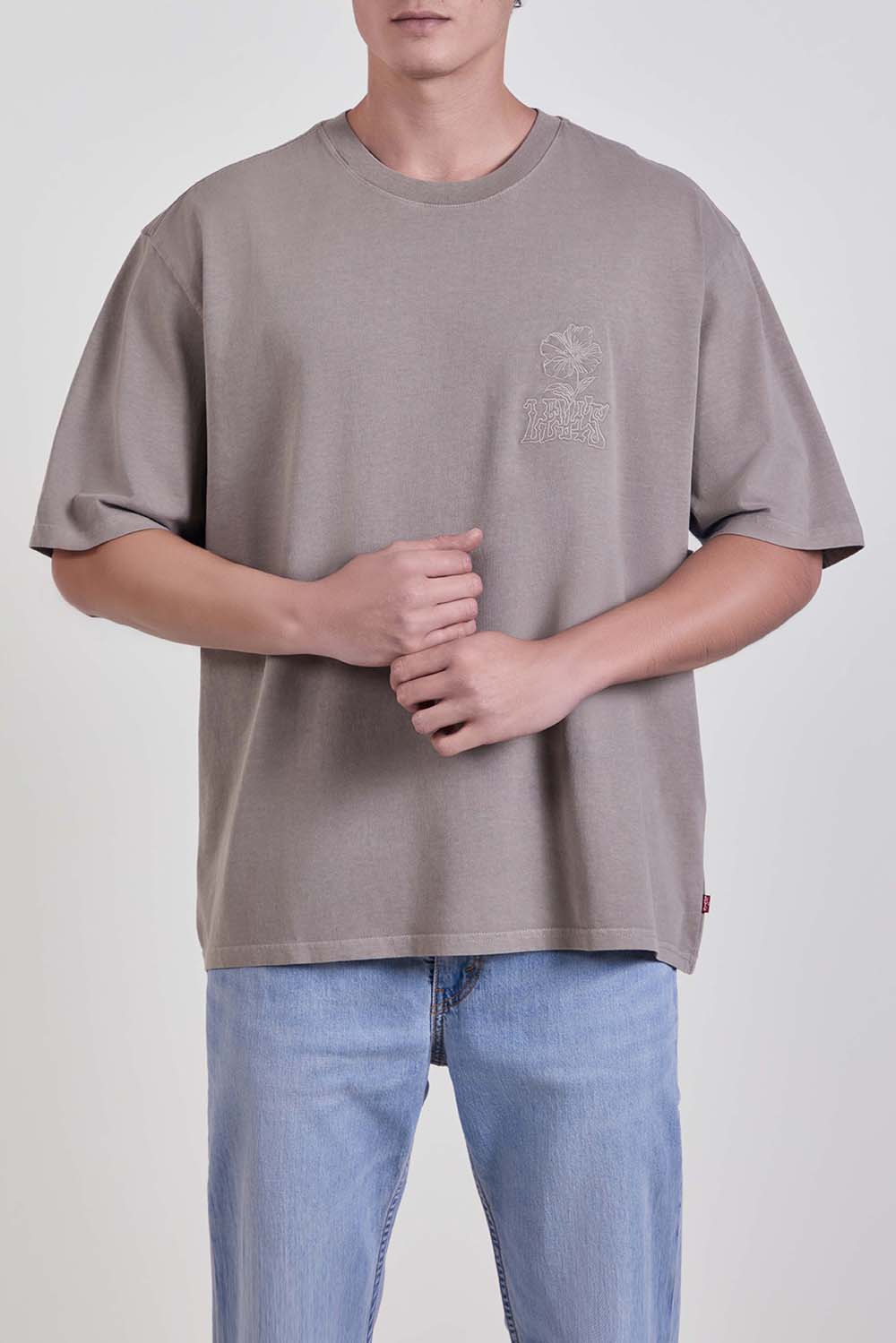 תמונת דוגמן קידמית של חולצת טי בגזרה משוחררת