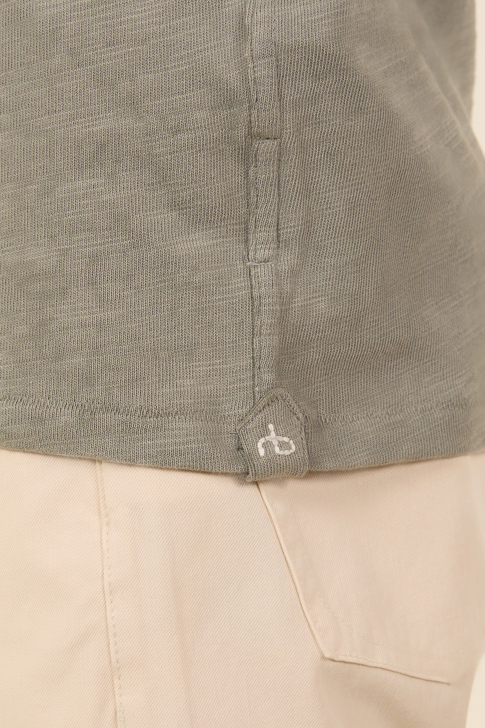 תמונת תקריב דוגמן של חולצת טי