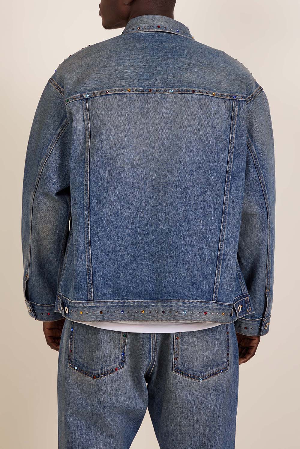 תמונת דוגמן אחורית של ז'קט ג'ינס בשיבוץ אבנים