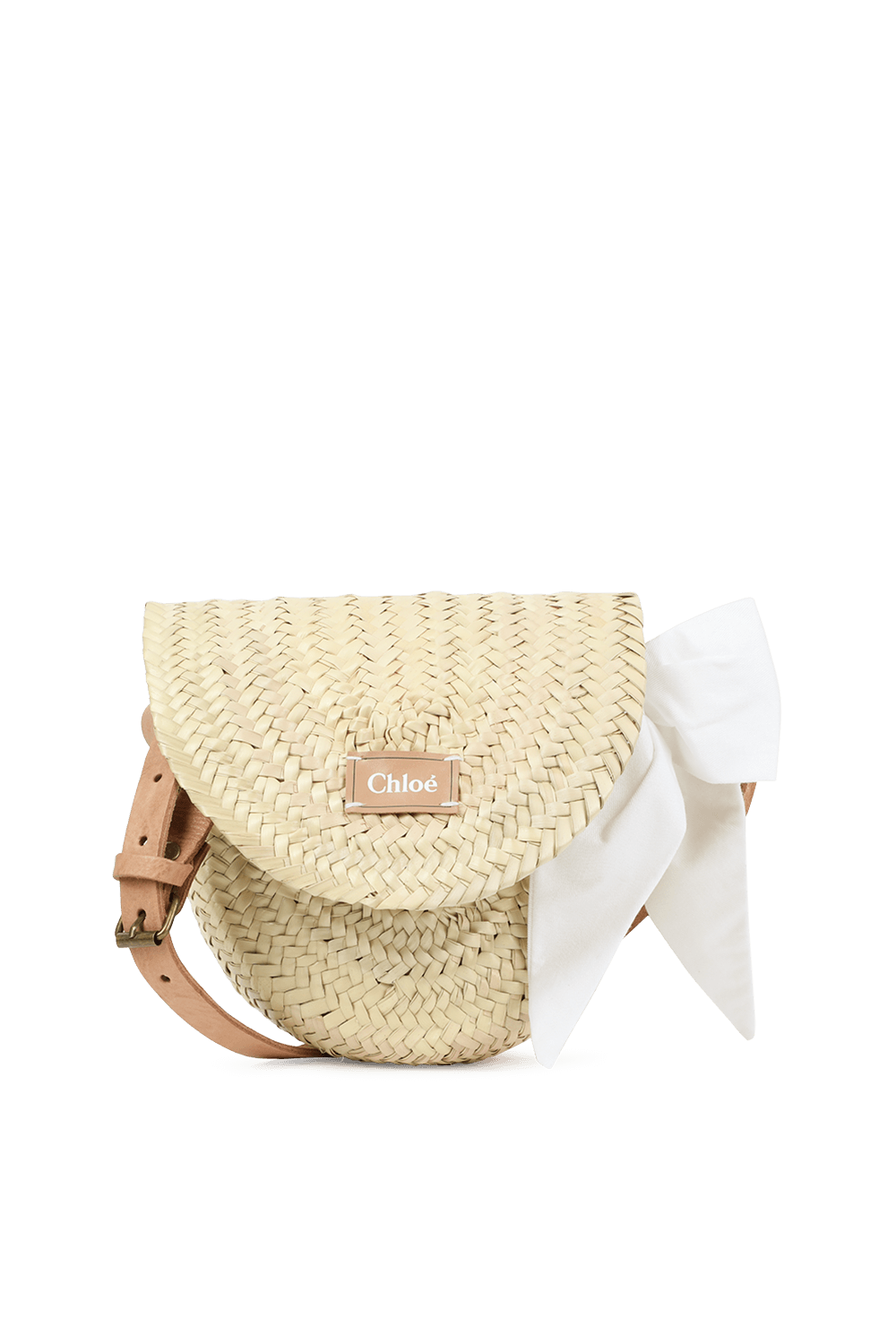 תמונה קידמית של תיק קש עם פפיון לבן