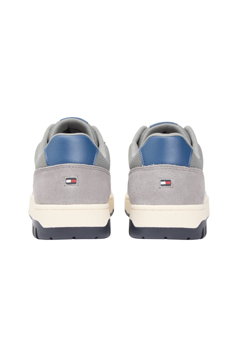 תמונת תקריב של נעלי סניקרס