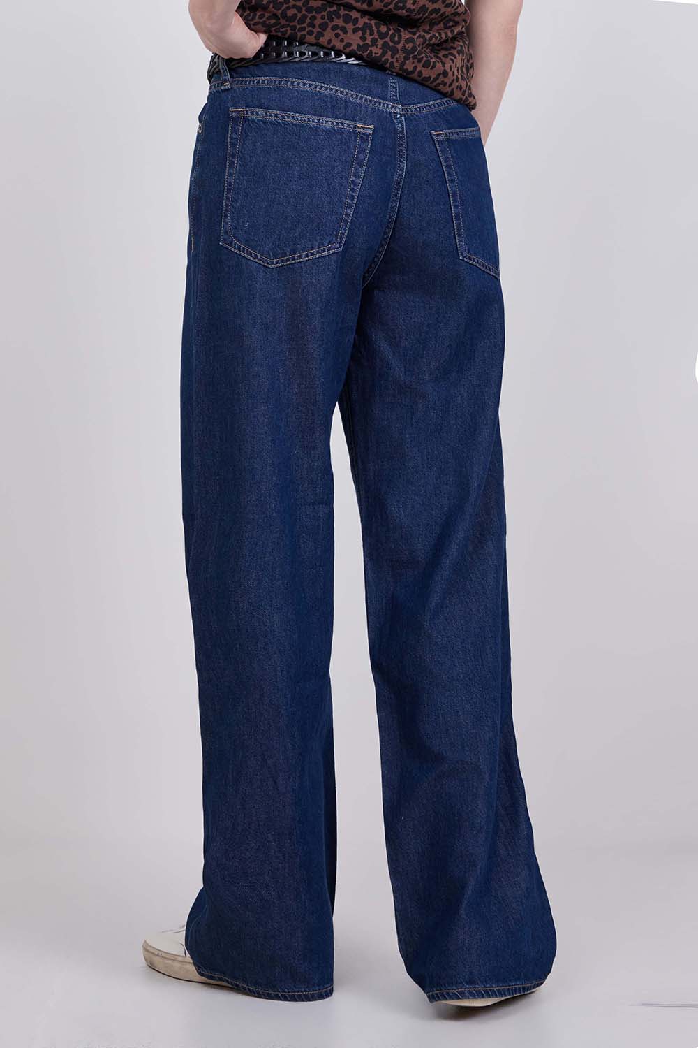 תמונת דוגמן אחורית של מכנסי ג'ינס לוגן בגזרה רחבה