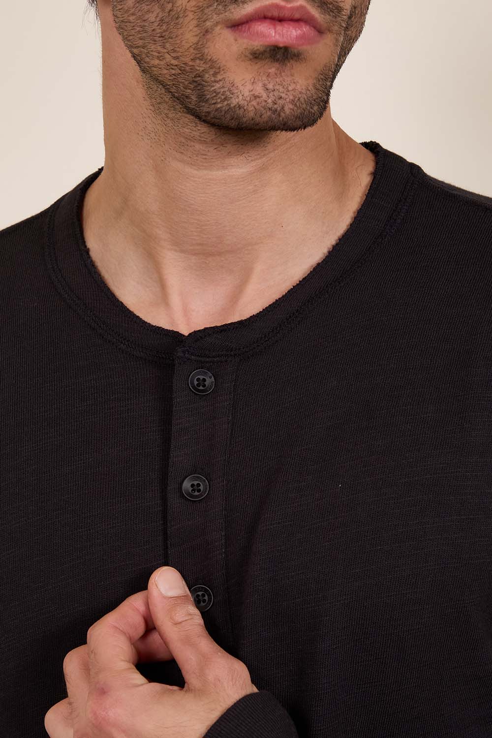 תמונת תקריב דוגמן של חולצת טי שרוול ארוך