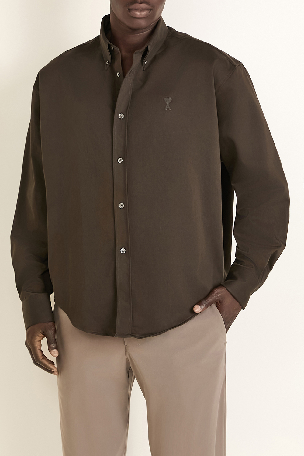 תמונת דוגמן קידמית של חולצה מכופתרת