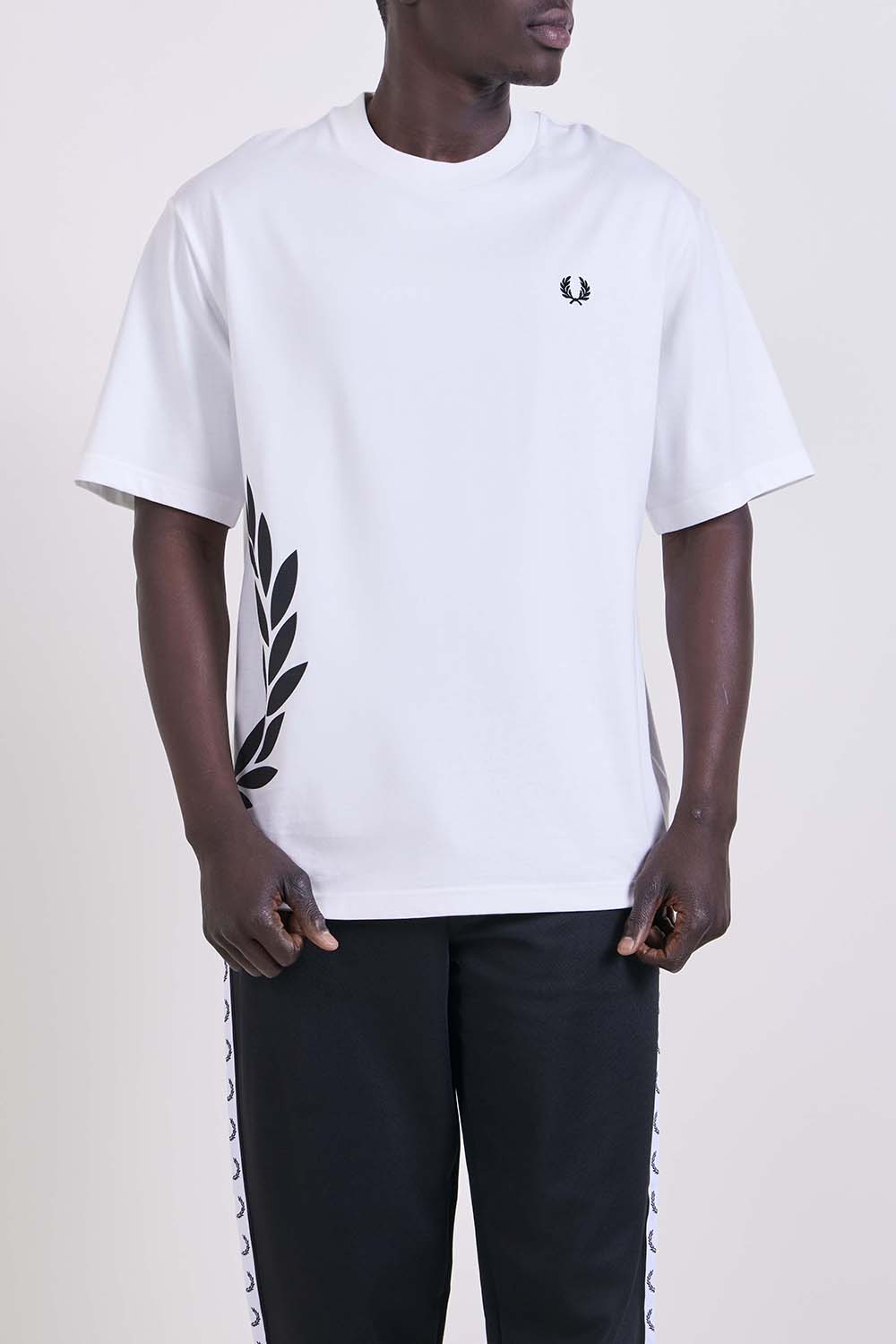 תמונת דוגמן קידמית של חולצת טי בגזרה משוחררת