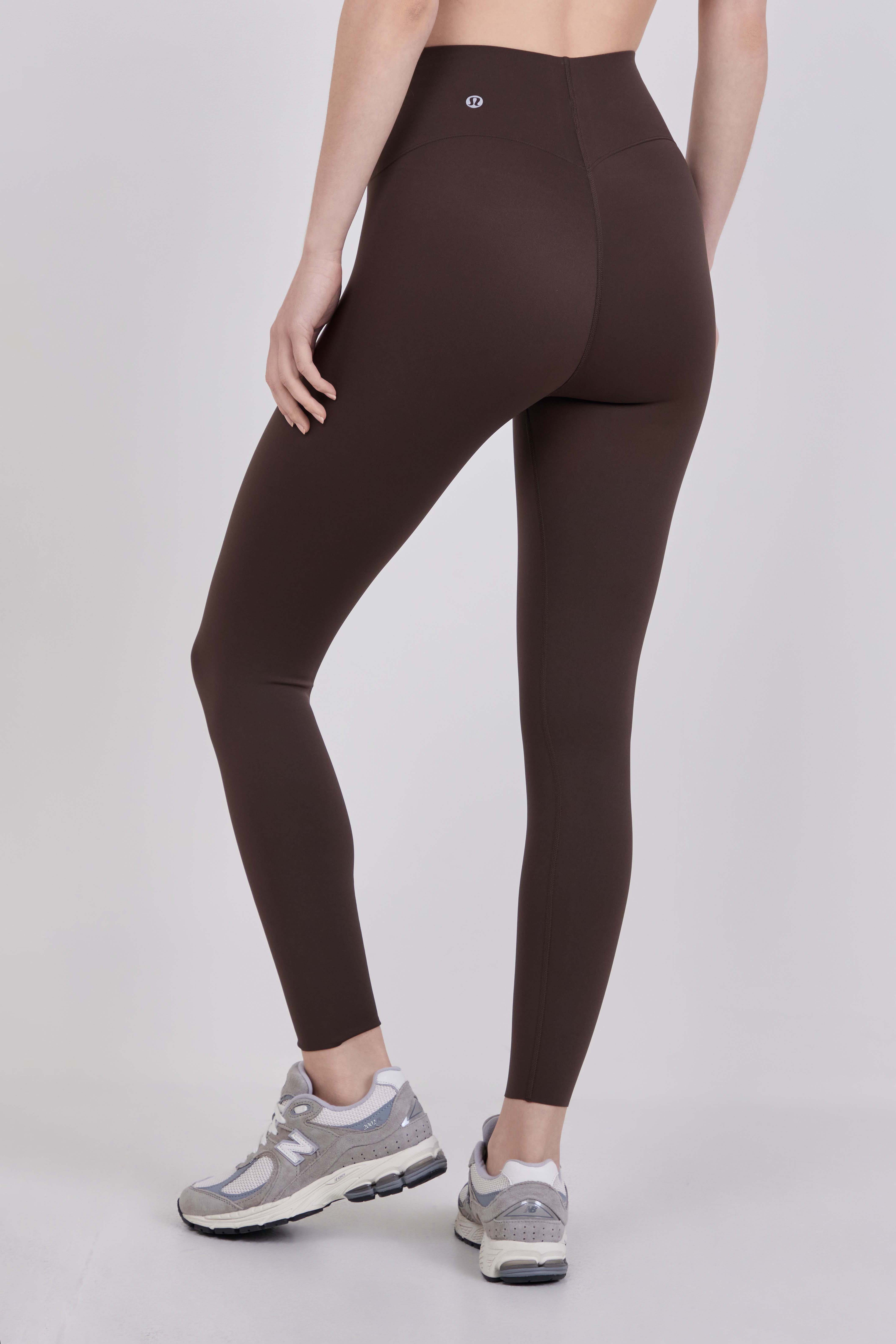 תמונת דוגמן אחורית של lululemon Glow Up&trade; Super-High-Rise Tight 25''