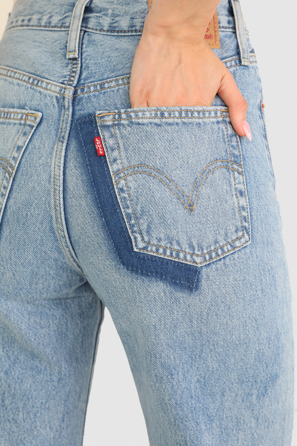 תמונת תקריב דוגמן של מכנסי ג'ינס ריבקייג' ישרים