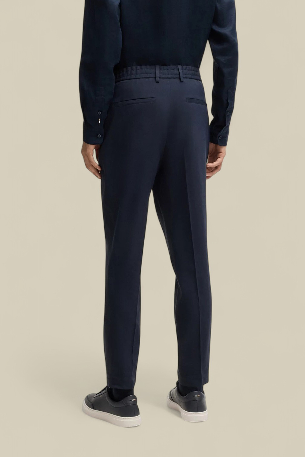 תמונת דוגמן אחורית של מכנסיים מחויטים