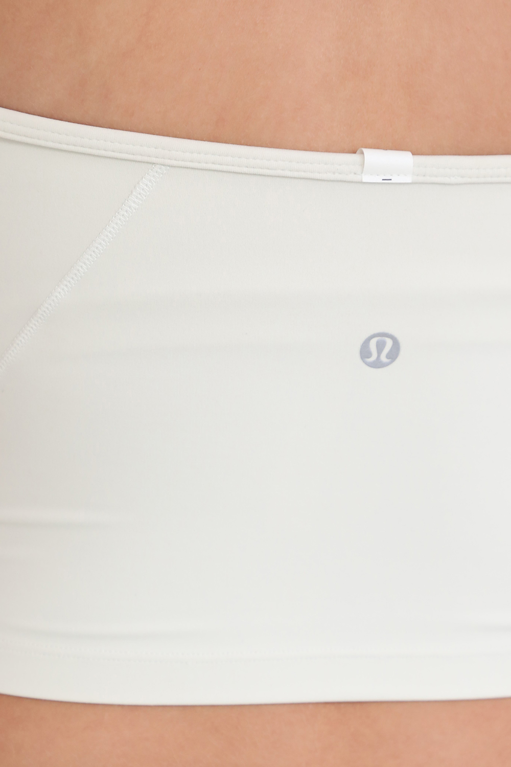 תמונת תקריב דוגמן של Align&trade; Halter Tank Top