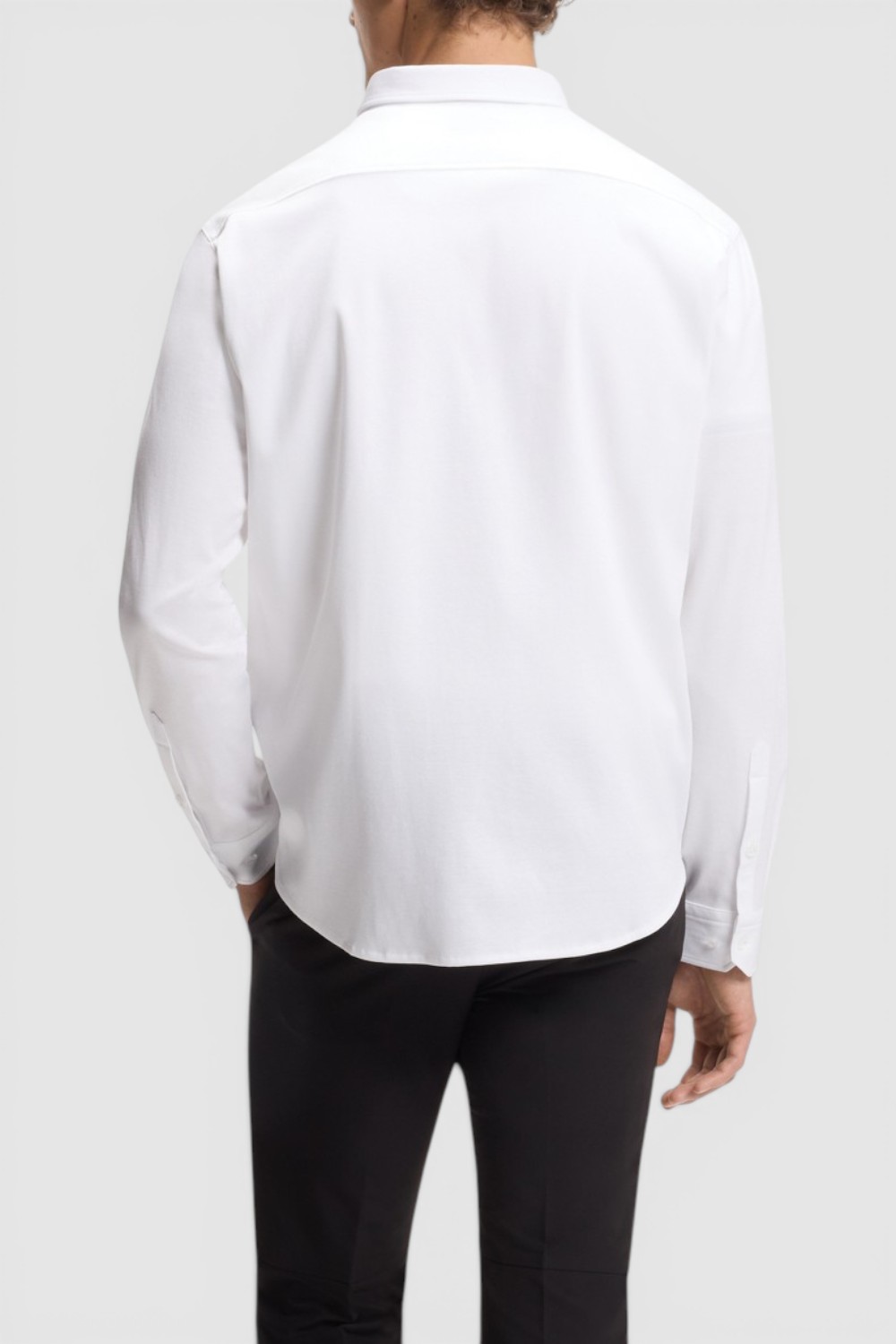 תמונת דוגמן אחורית של חולצה מכופתרת בגזרה ישרה