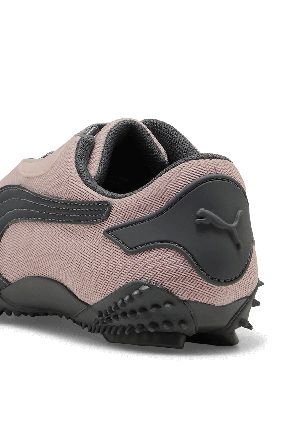 תמונת פנים של נעלי סניקרס מוסטרו