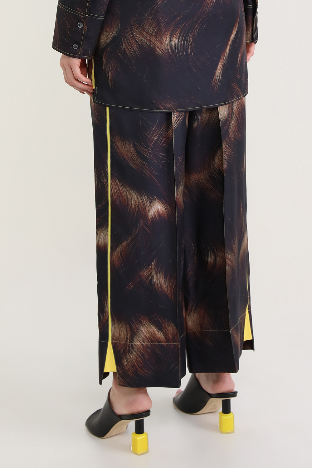 תמונת דוגמן אחורית של מכנסי פיג'מה ממשי עם הדפס שיער