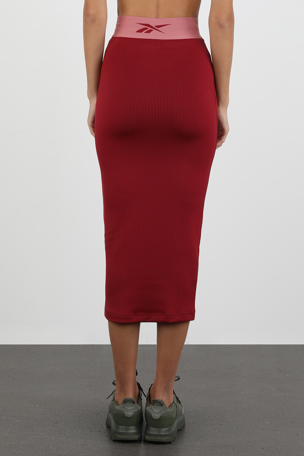 תמונת דוגמן אחורית של קארדי בי X ריבוק בגד גוף בסריגת ריב בצבע אדום