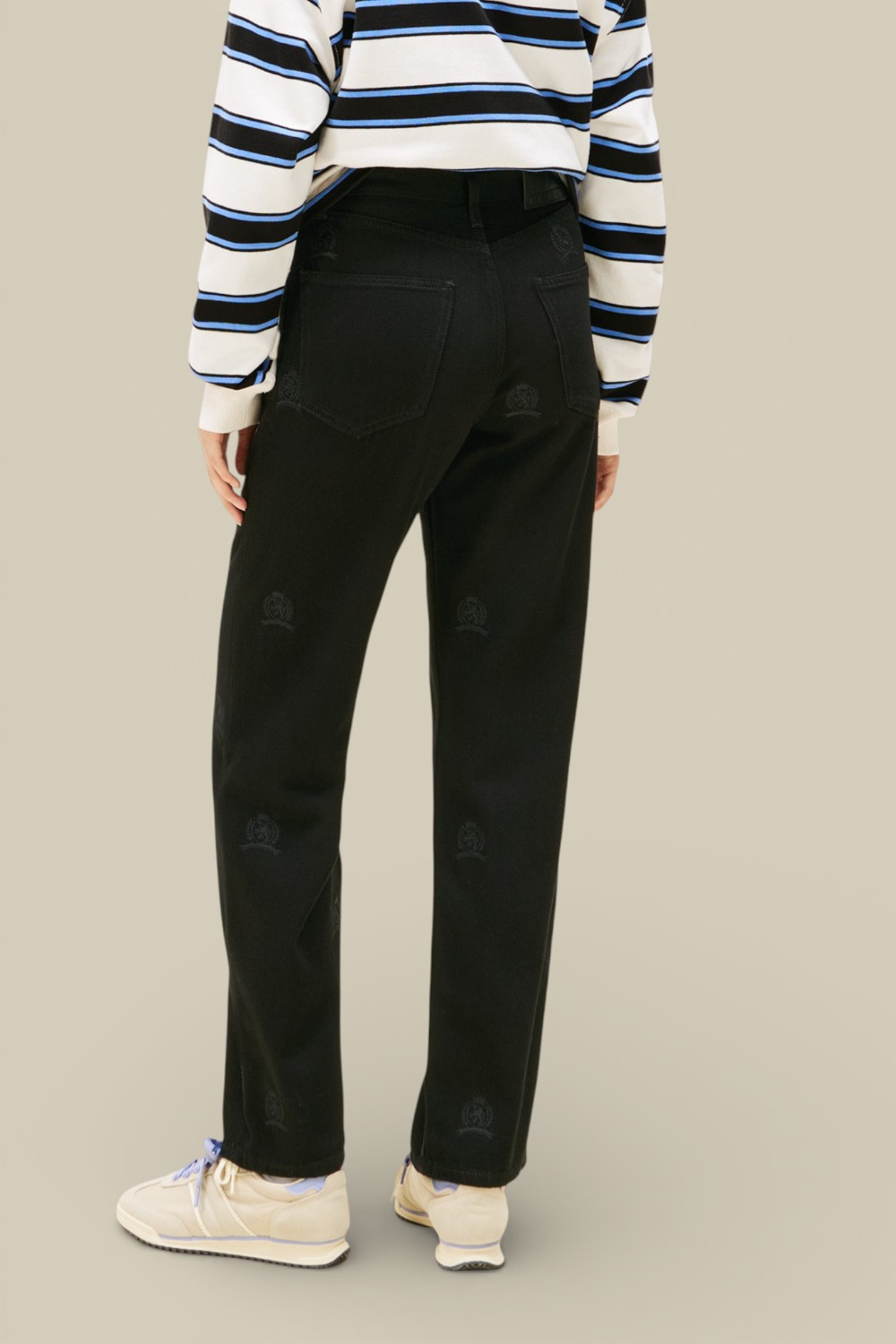 תמונת דוגמן אחורית של מכנסי ג'ינס בגזרת סלים