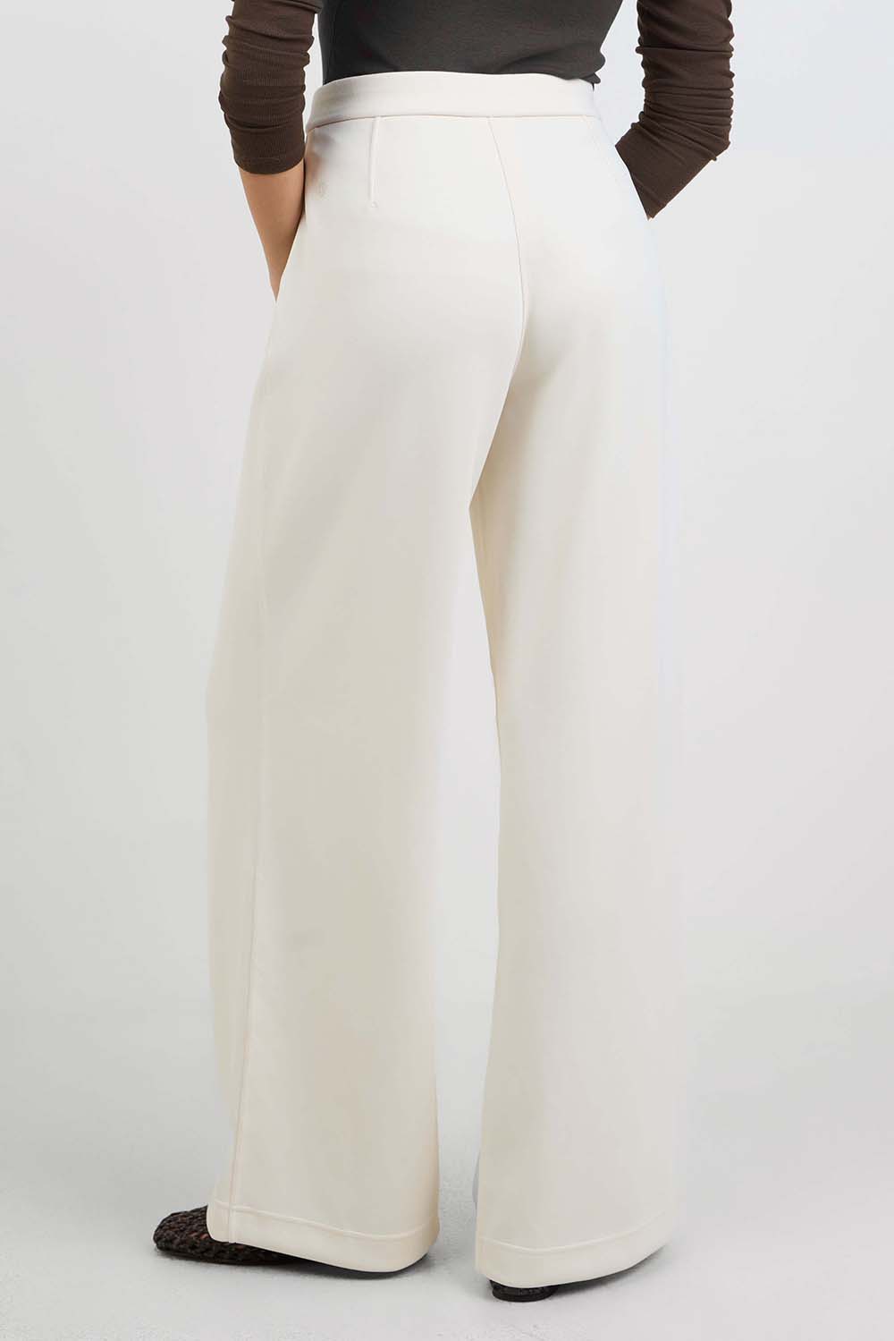 תמונת דוגמן אחורית של BRUSHED SOFTSTREME PINTUCK WIDE PANT*REG