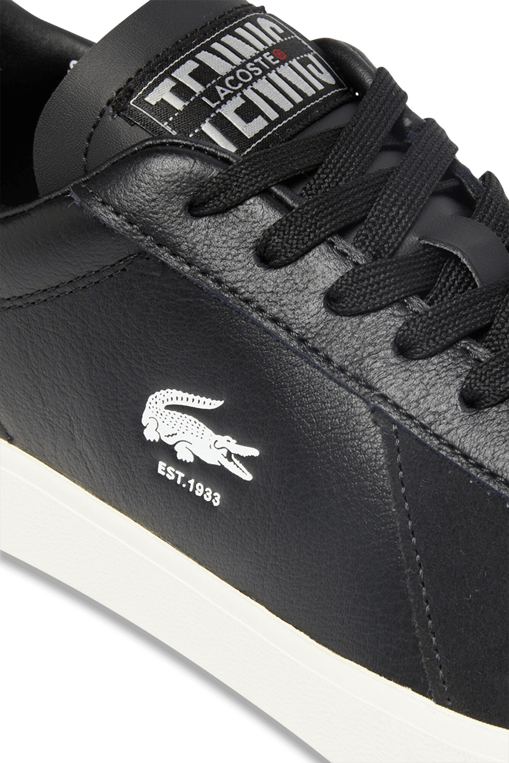 תמונת תקריב של נעלי סניקרס בייס שוט