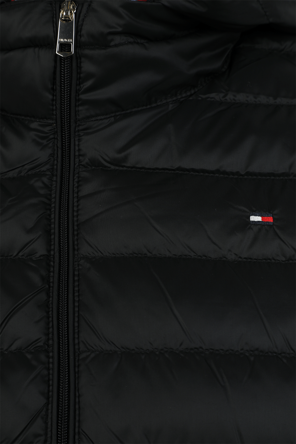 תמונה אחורית של מעיל פאפר קלאסי ומרוכסן בגוון שחור