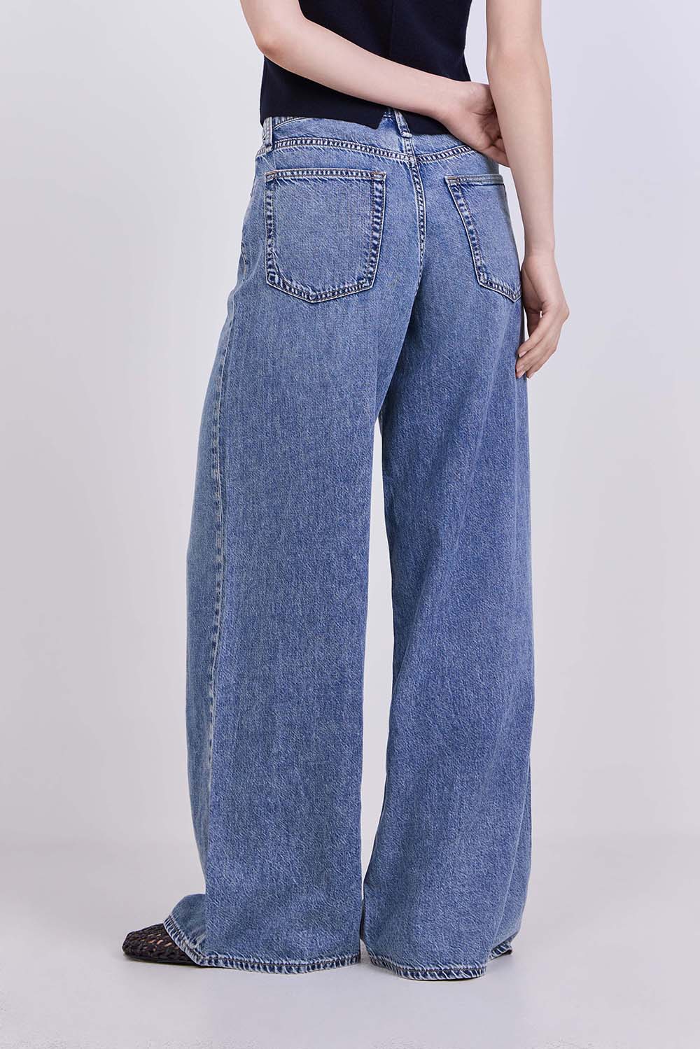 תמונת דוגמן אחורית של מכנסי ג'ינס בגזרה גבוהה