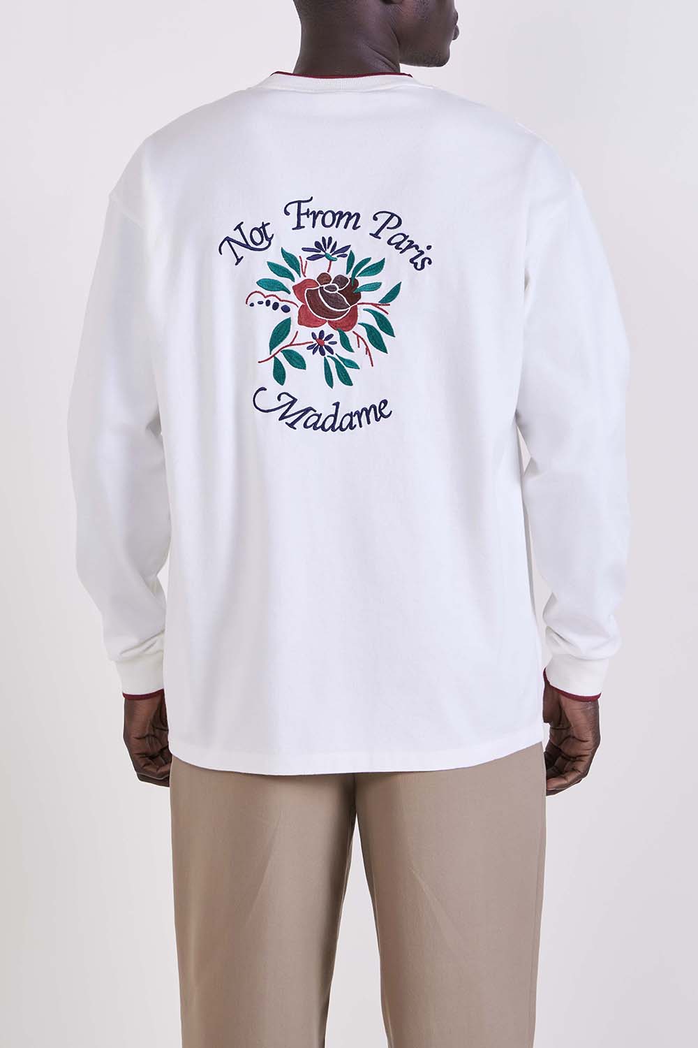 תמונת דוגמן אחורית של חולצת טי ארוכה