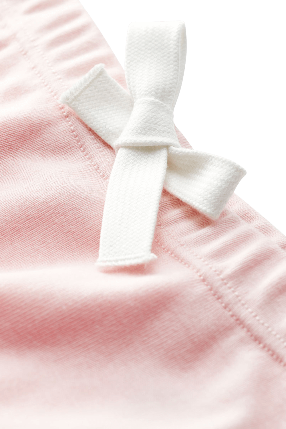 תמונת תקריב של גילאי 18-24 חודשים מכנסיים קצרים בוורוד עם אמרות צמודות