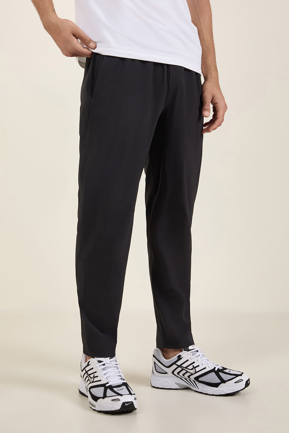 תמונת דוגמן קידמית של Relaxed-fit workout track pants