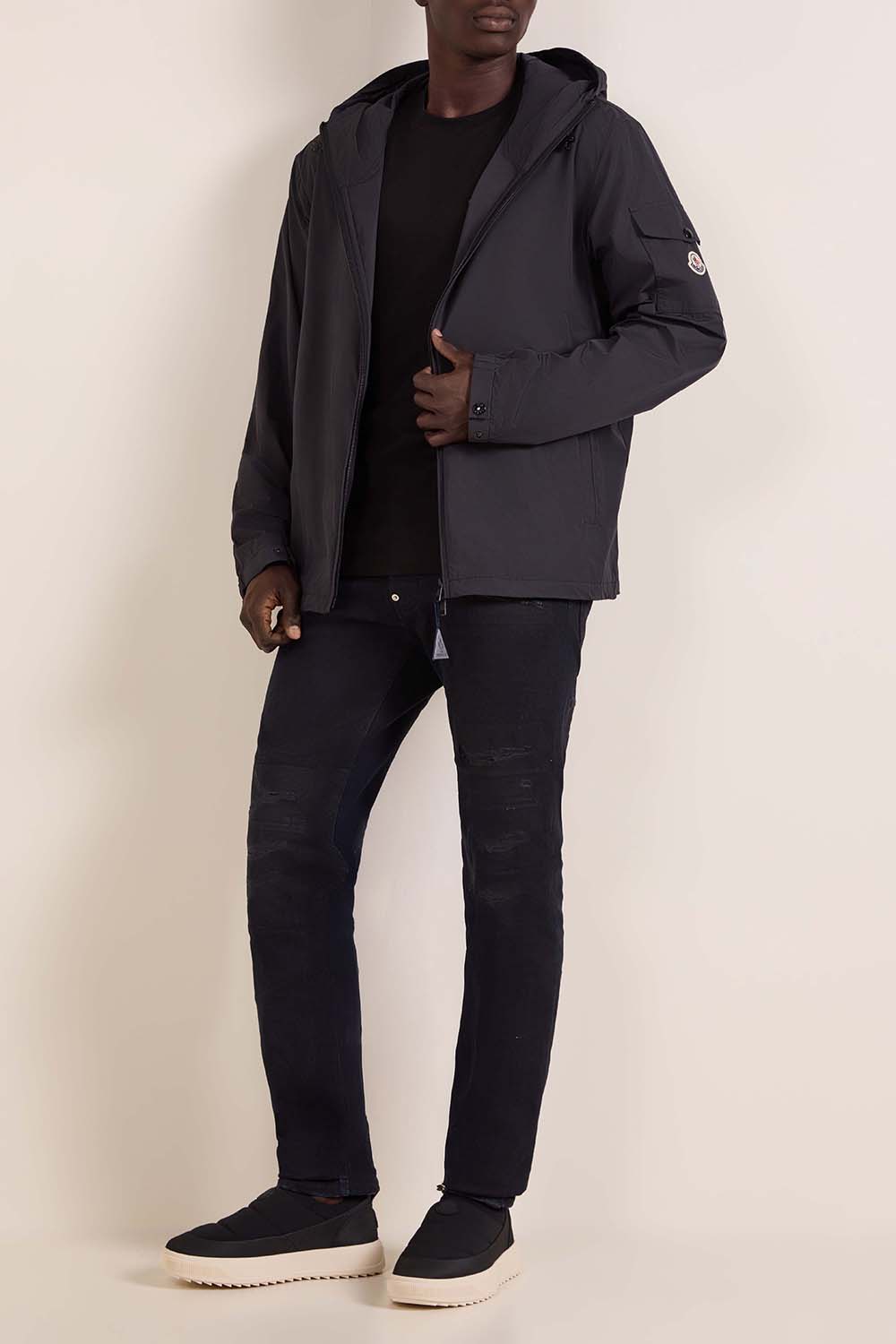 תמונת דוגמן קידמית של נעלי סניקרס סליפ-און