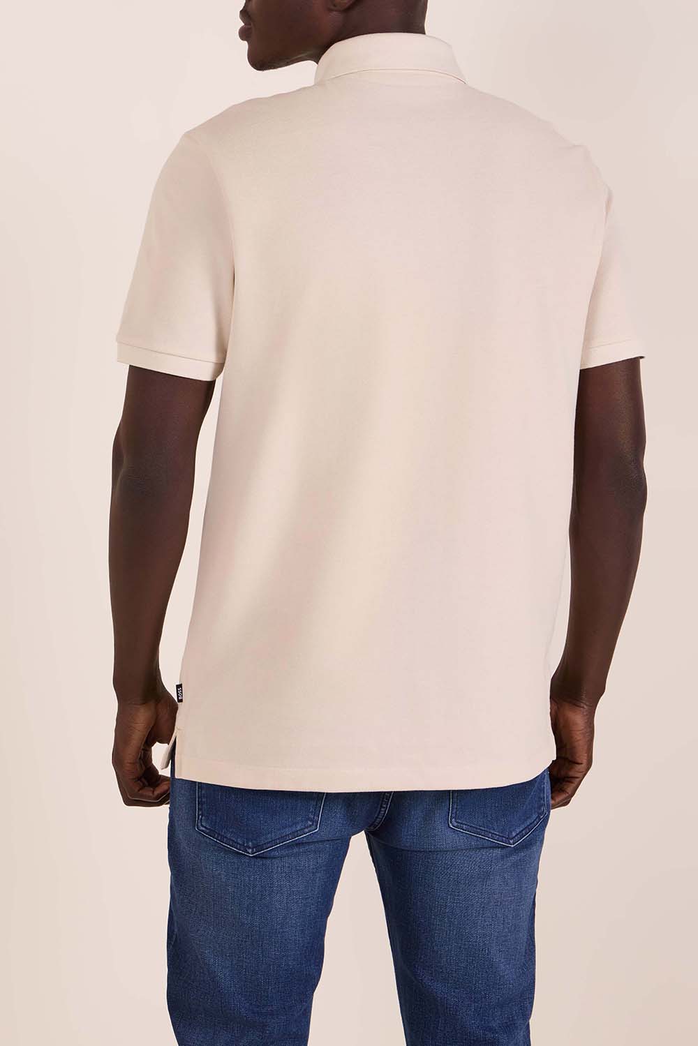 תמונת דוגמן אחורית של חולצת פולו