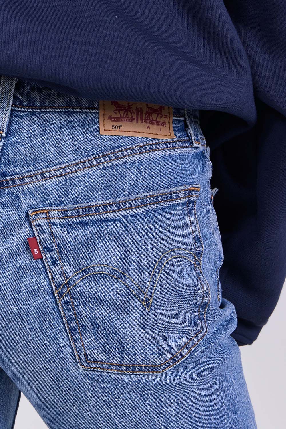 תמונת תקריב דוגמן של מכנסי ג'ינס 501 בגזרה ישרה