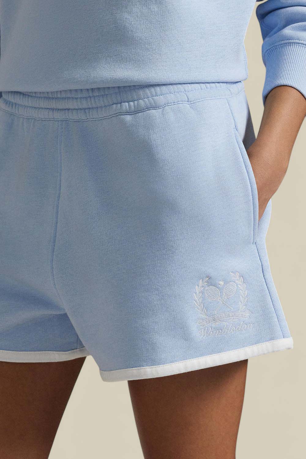 תמונת תקריב דוגמן של מכנסי ג'וג קצרים