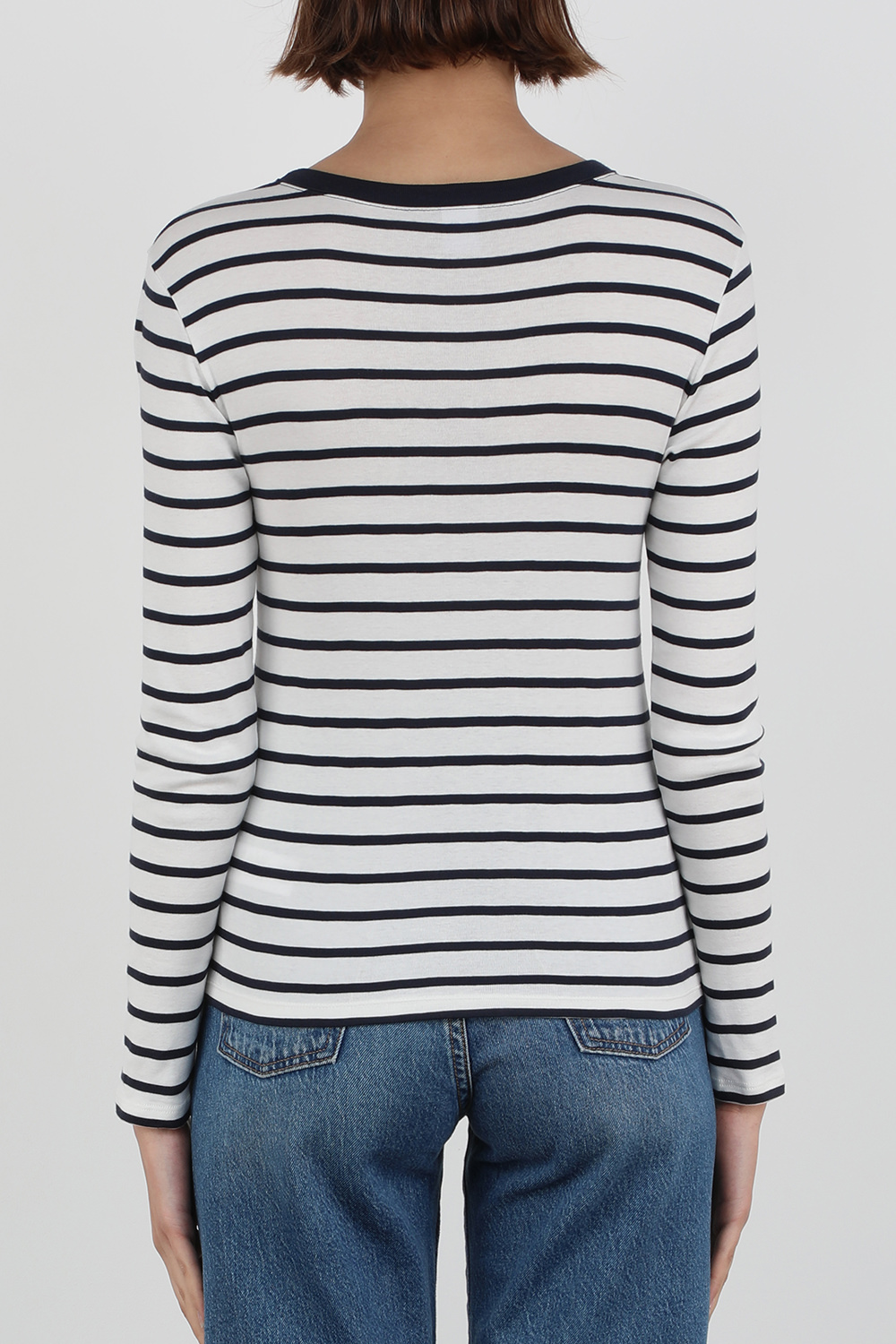 תמונת דוגמן אחורית של חולצת פסים ארוכה בגווני כחול ולבן