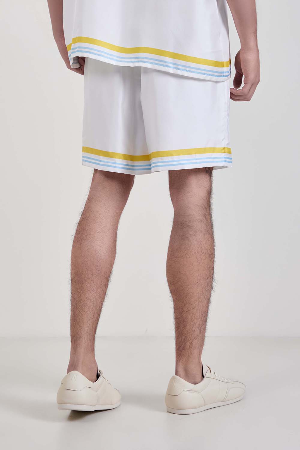 תמונת דוגמן אחורית של מכנסיים קצרים משי