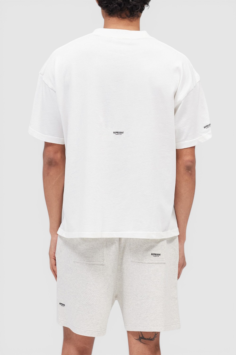 תמונת דוגמן אחורית של חולצת טי אוברסייז