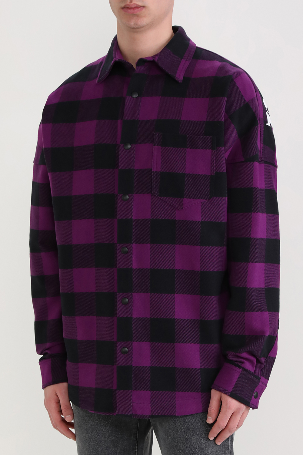 תמונת דוגמן קידמית של חולצת משבצות מכופתרת