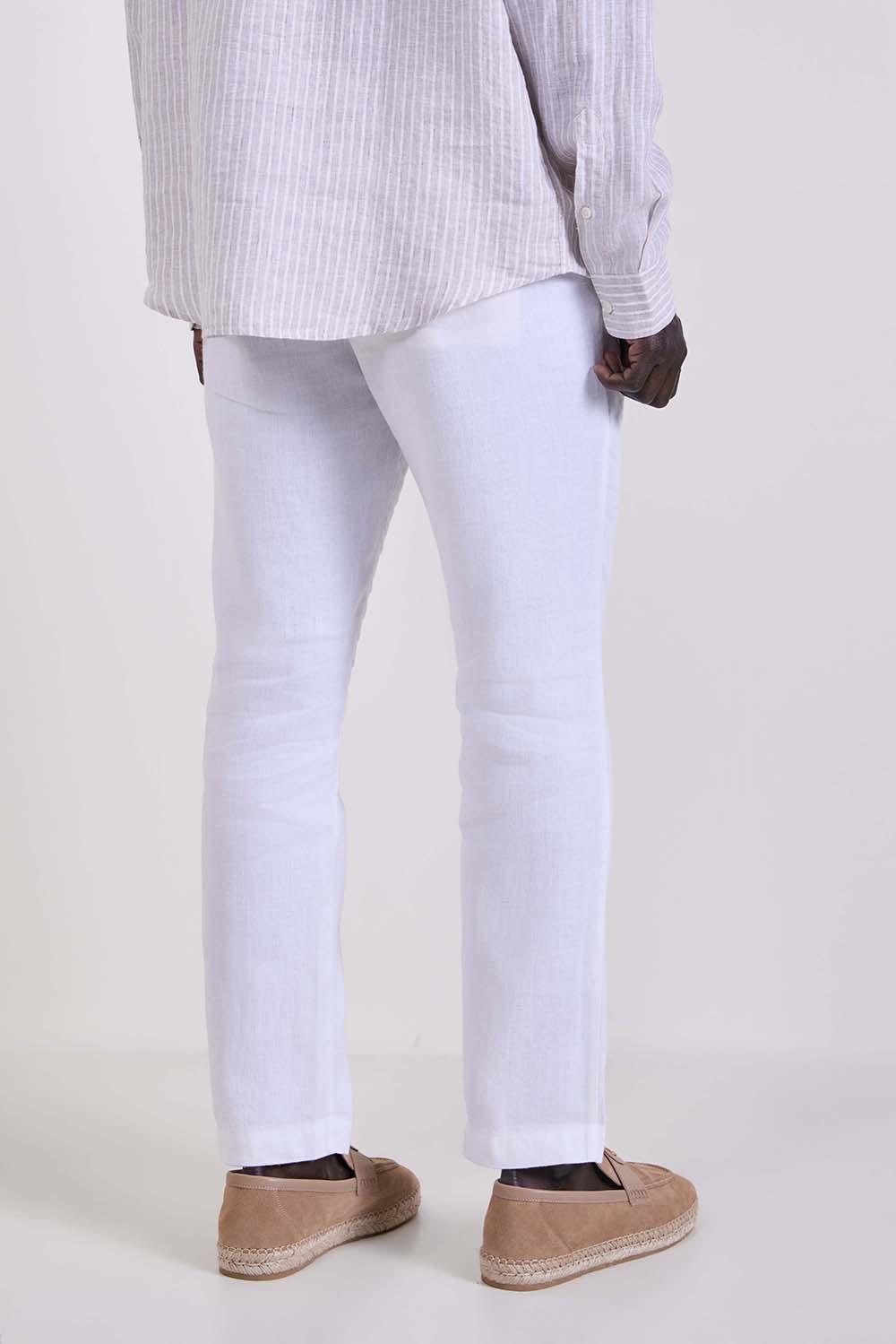 תמונת דוגמן אחורית של מכנסי פשתן