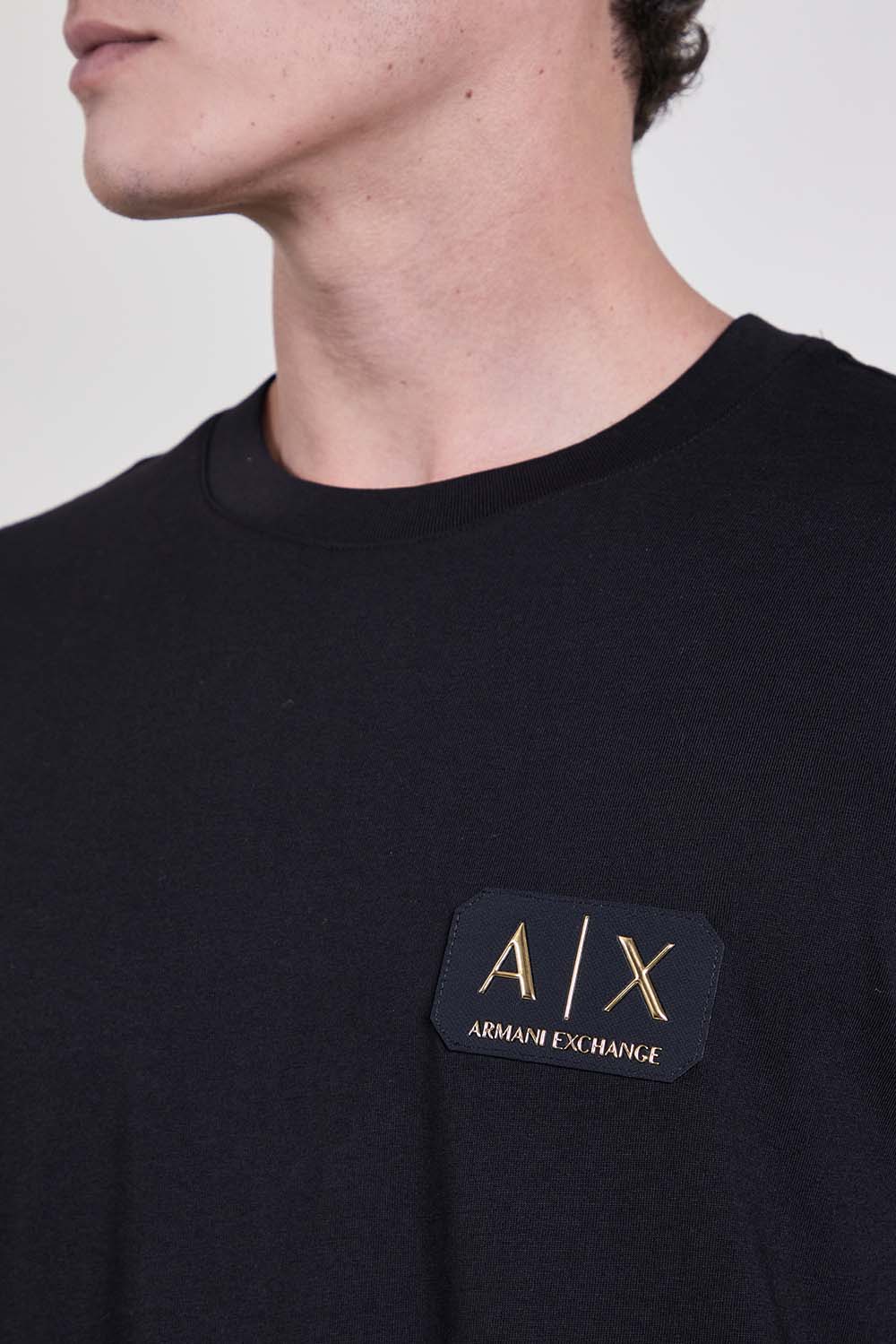 תמונת תקריב דוגמן של חולצת טי בגזרה משוחררת