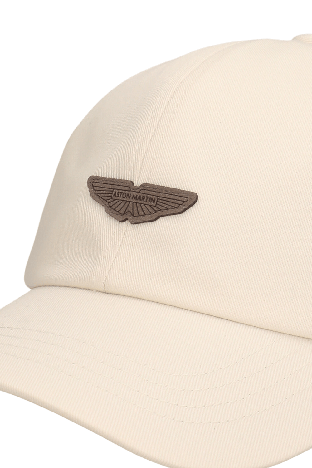 תמונת תקריב של כובע מצחייה בוס X אסטון מרטין