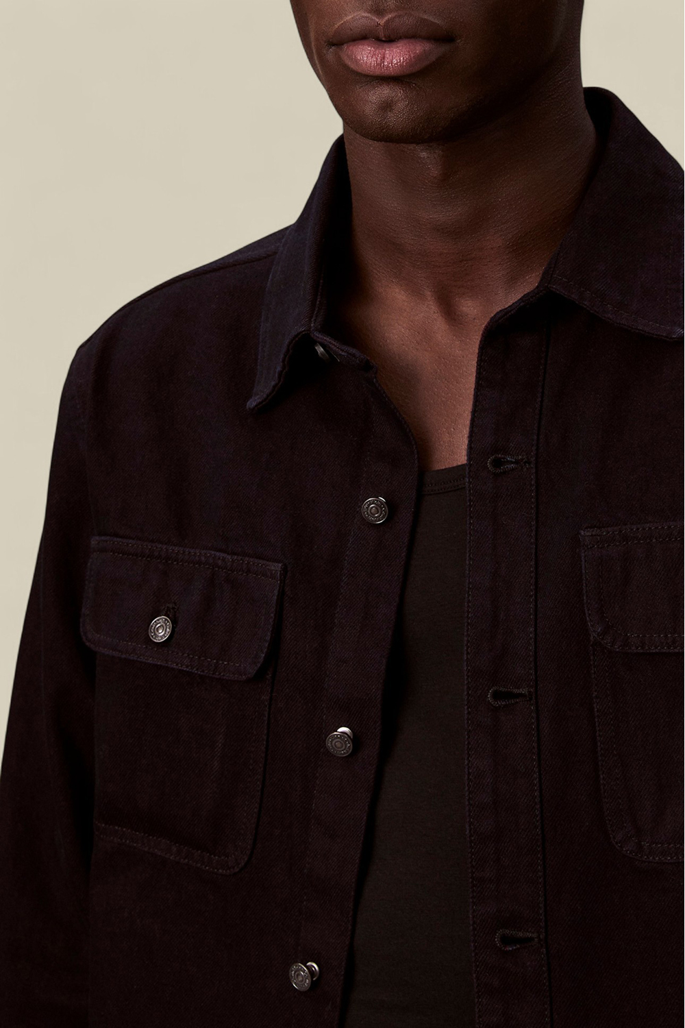 תמונת תקריב דוגמן של ז'קט ג'ינס