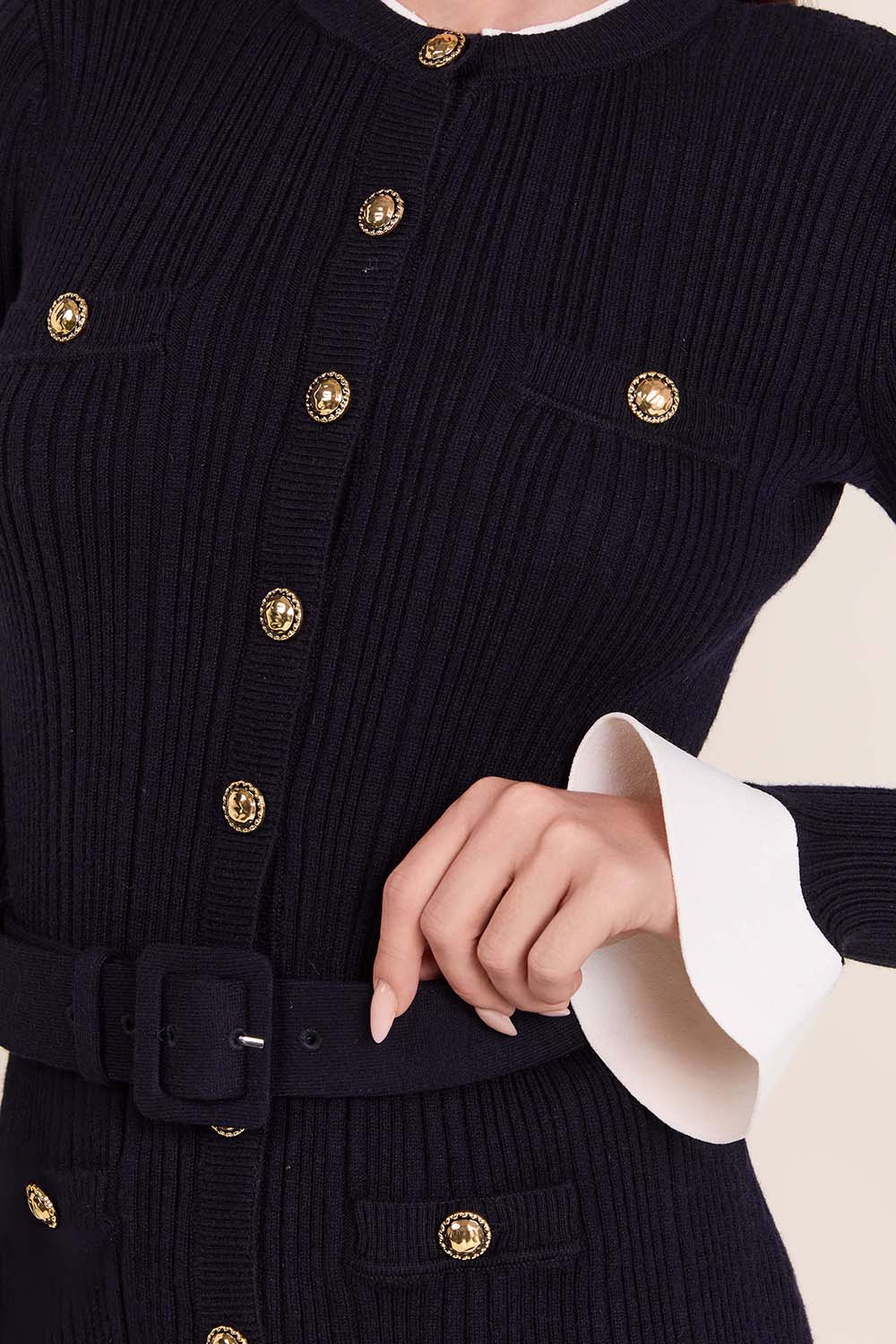 תמונת תקריב דוגמן של שמלת ריב מיני