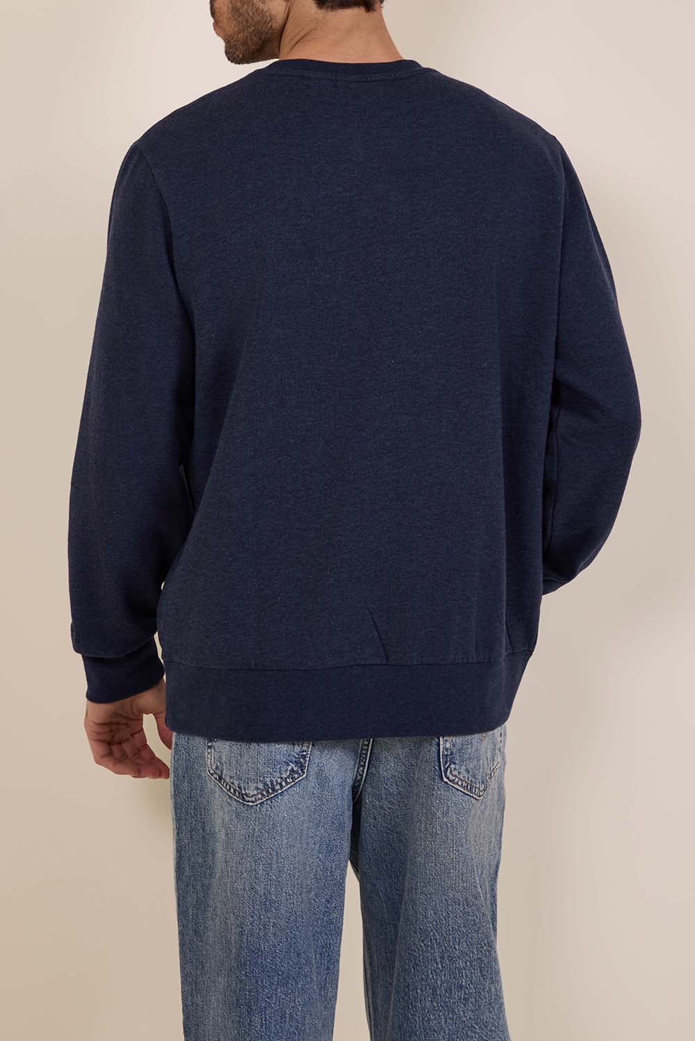 תמונת דוגמן אחורית של סווטשירט