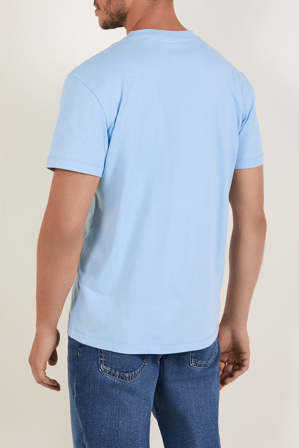 תמונת דוגמן אחורית של חולצת טי