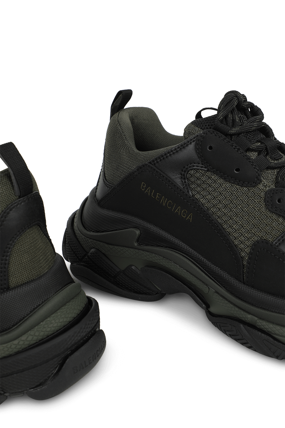 תמונת תקריב של סניקרס טריפל אס בירוק ושחור