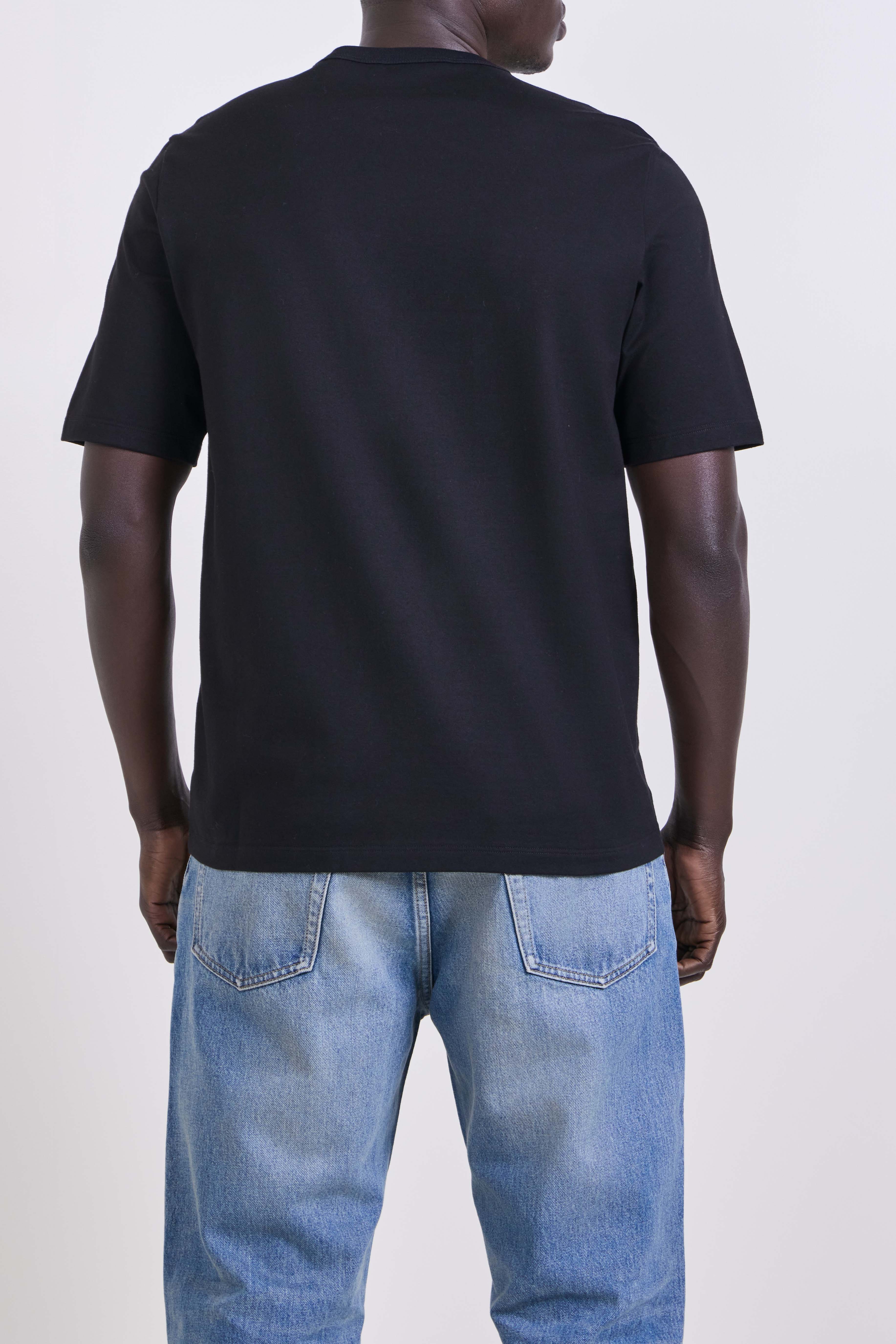 תמונת דוגמן אחורית של חולצת טי אוברסייז