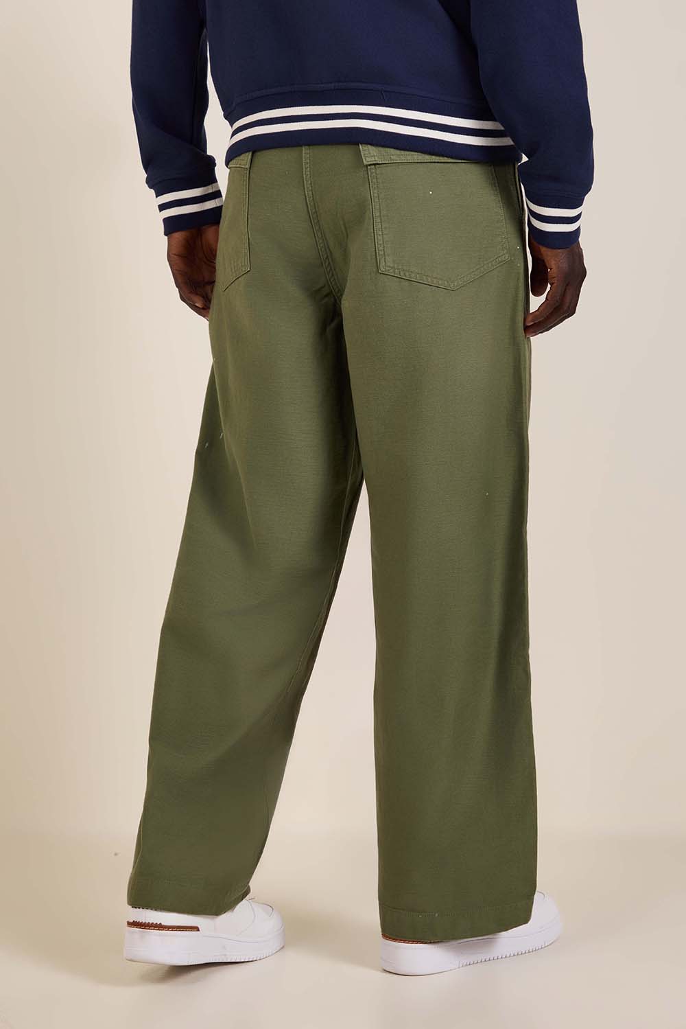 תמונת דוגמן אחורית של מכנסיים בגזרה ישרה