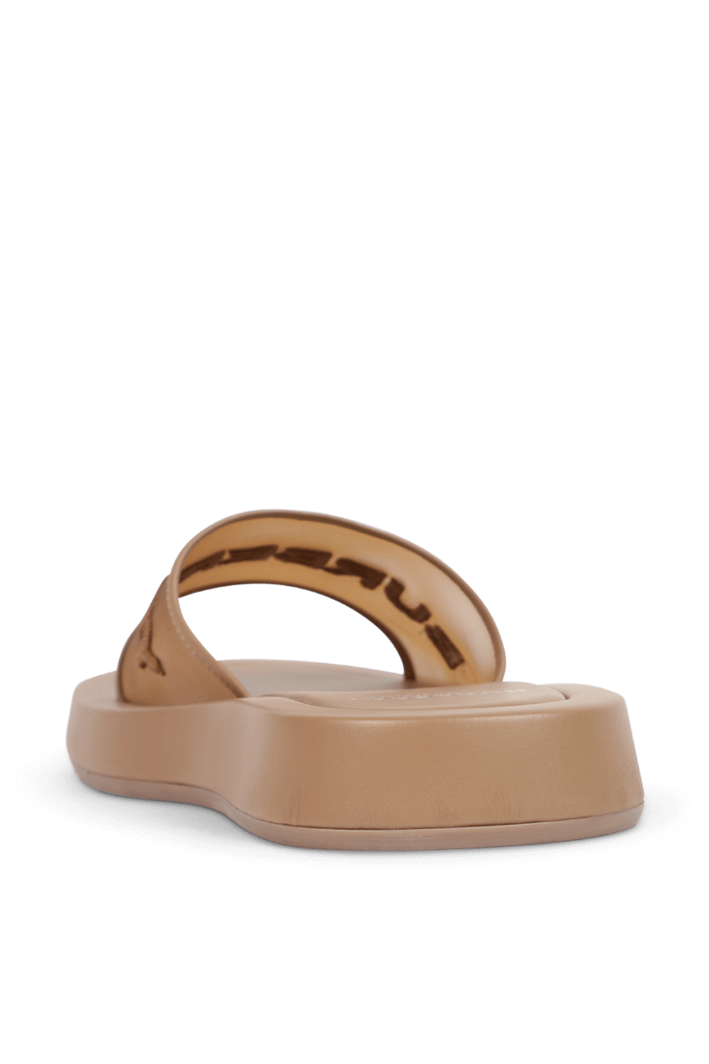 תמונה אחורית של כפכפי סליידס מעור עם רשת בגוון קאמל