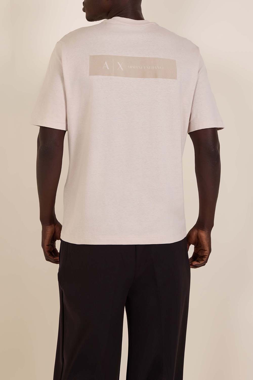 תמונת דוגמן אחורית של חולצת טי