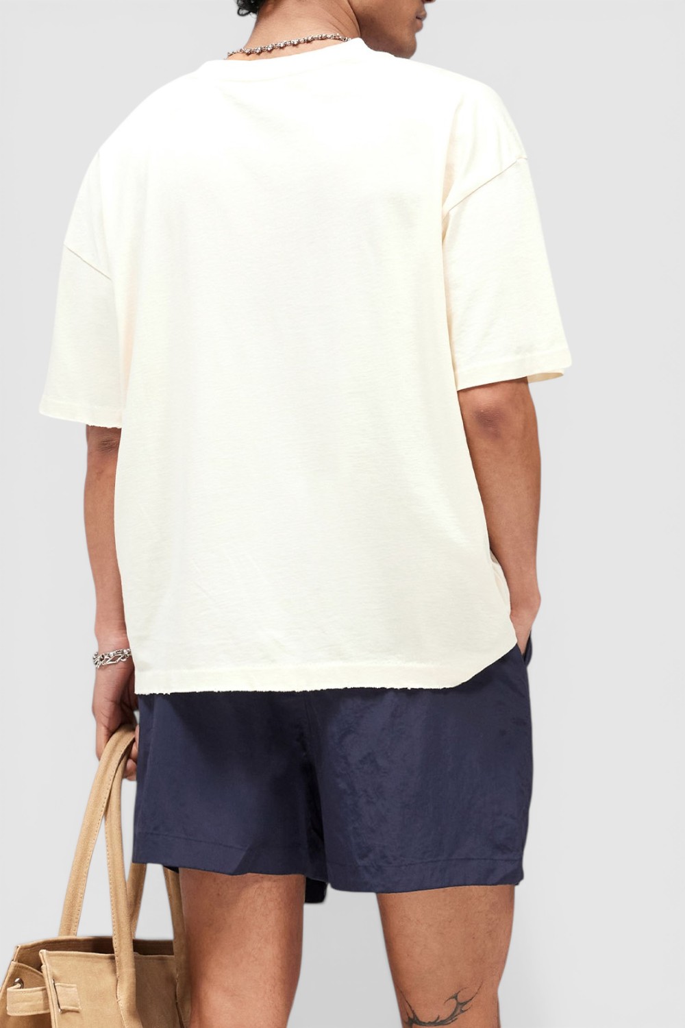 תמונת דוגמן אחורית של חולצת טי אוברסייז