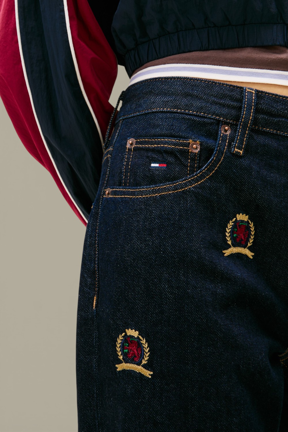 תמונת תקריב דוגמן של מכנסי ג'ינס מעוצבים