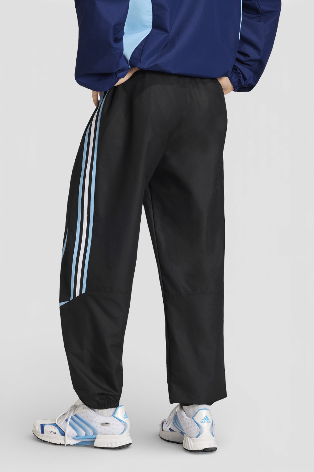 תמונת דוגמן אחורית של מכנסי ג'וגר